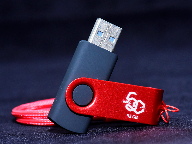 Memorias USB 32 GB – 50 Aniversario